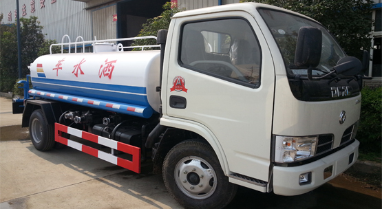 国四多利卡洒水车